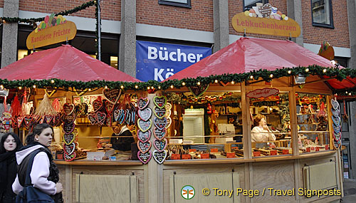 More Lebkuchenherzen stalls