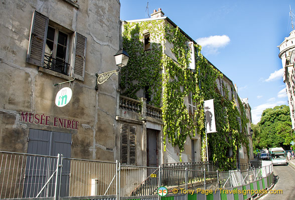 Musée de Montmartre at 8-14 rue Cortot has paintings, photos, posters and information about the area. Maurice Utrillo lived and worked in a studio on the second-floor