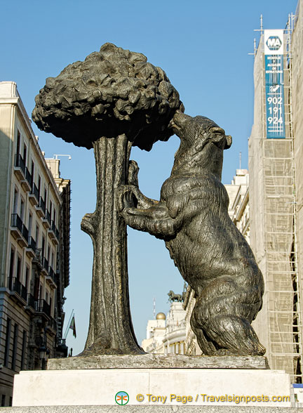 the-bear-and-the-strawberry-tree-a-symbol-of-madrid