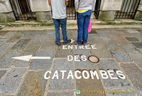 Direction to the Catacombes entrance
