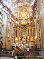 The victory in this battle is portrayed on the one hand by the large victory crown on the high altar and the dome frescoes ...