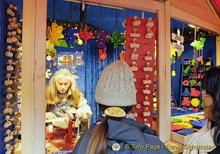 Cologne Weihnachtsmarkt gift shop