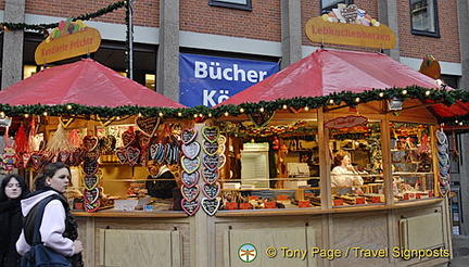 More Lebkuchenherzen stalls