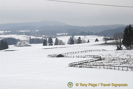 Fences making zig-zagging patterns in the snow