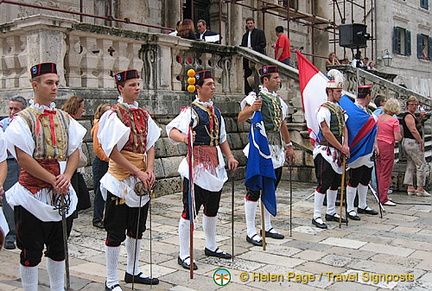 A ceremonial parade to the city gates