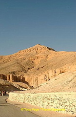 At 10am, the temperature's already hitting 40C.
[Valley of the Kings - Egypt]
