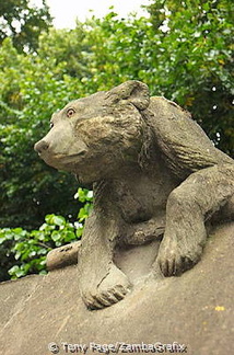 It was William Frame who added Animals to the west wall of the castle
[Cardiff Castle - Cardiff - Wales]