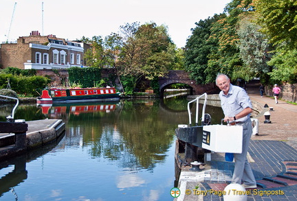 Neil showing how the lock works