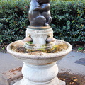 A hugging bear drinking fountain (2401 ziyaret) This fountain was put up by the Metropolitan Drinking Fountain and Cattle Trough Association. It was... A hugging bear drinking fountain