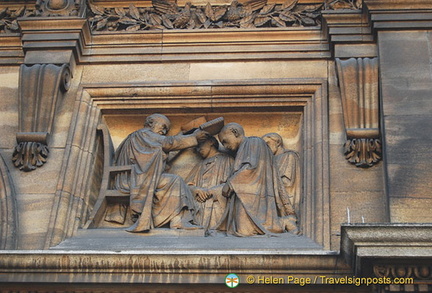 Sculptures along Magdalen Bridge