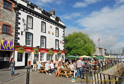 The Three Crowns Pub