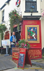 The Hole in the Wall Publ is Torquay's oldest pub.  We had a nice lunch here.