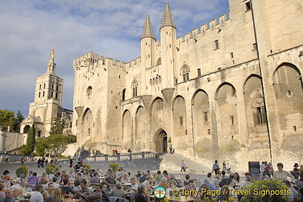 Restaurants next to the Palais des Papes 