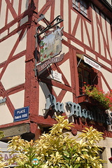 Restaurant on corner of Place Francois Rude and Rue des Forges