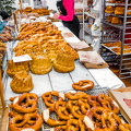 A bakery stall at the Strasbourg Christmas market (1225 visitas) Pretzels, kougelhopf and other Alsatian breads and cakes A bakery stall at the Strasbourg Christmas market