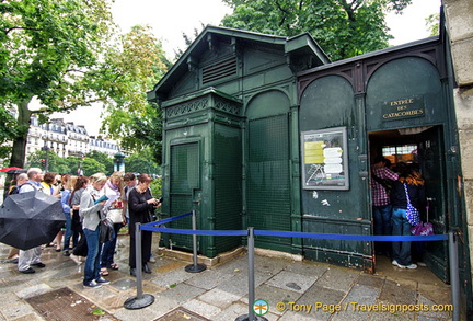 Catacombes entrance and its huge queue