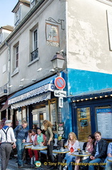 Au Clairon des Chasseurs on Place du Tertre - check the prices before you order