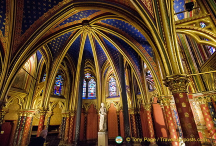 Statue of Louis IX, the French King who built Sainte-Chapelle