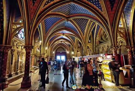 A crowded Lower Chapel of Sainte-Chapelle