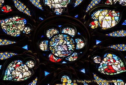 Close-up of the rose window. In the centre is Christ returned to judge the dead and the living