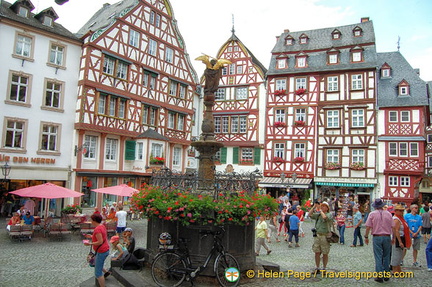 St. Michaelsbrunnen  in Bernkastel Marktplatz 