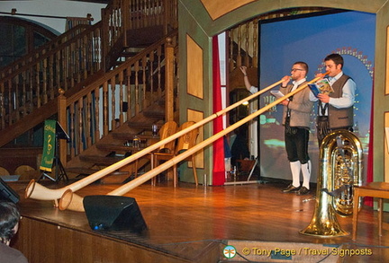 Hofbräuhaus alphorn players