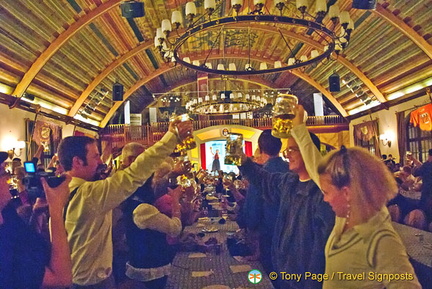 The traditional Hofbräuhaus toast