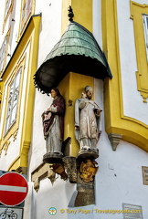 Religious figures on Hotel Wilder Mann building