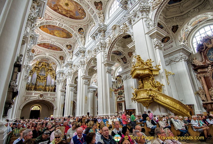 A packed Saint Stephens Cathedral