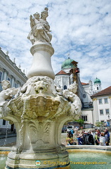 Wittelsbacher brunnen on Residenzplatz