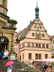 Town councillor's tavern.  See the "Master Draught" performed in the two windows