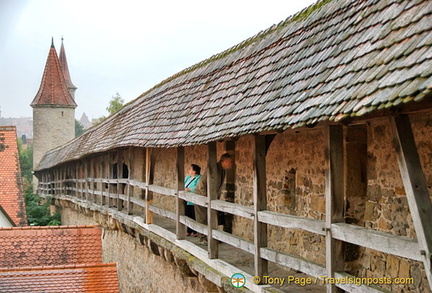 A walk along the Rothenburg wall