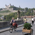 Everyday life on the Alte Mainbrücke 