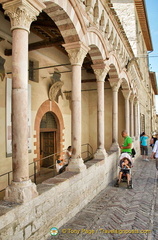 Assisi architecture