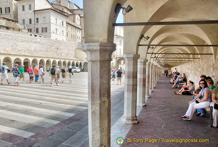 Taking a break under the archway of Sacro Convento