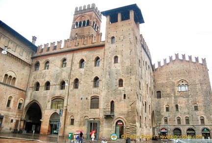 Palazzo Re Enzo named after its famous political prisoner King Enzo of Sardinia