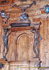 The Cattedra del Lettore (teacher's desk) is flanked by two statues of Spellati (skinned men).