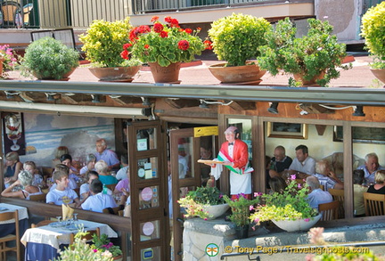 A nice lakeside ristorante