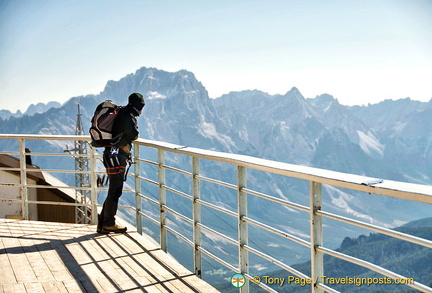 A walker enjoying the views from Rifugio Lagazuoi