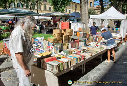 Secondhand books at the Santo Spirito market