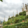 View of Isola Bella garden statues (1414 visites) View of Isola Bella garden statues