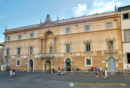 There is a tourist office just opposite the Duomo