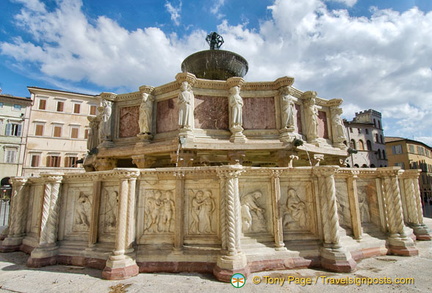 Fontana Maggiore with its amazing basin decorations