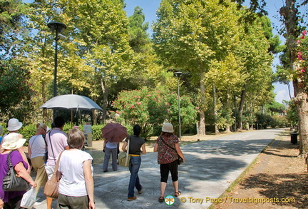 Walking to the Pompeii ruins