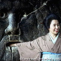 The Mouth of Truth at Santa Maria in Cosmedin (2203 visitas) Place your hand in La Bocca della Verita. This smiling Japanese lady is obviously not telling any li... The Mouth of Truth at Santa Maria in Cosmedin