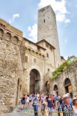 Exiting Piazza della Cisterna through the Arco dei Becci e Cugnanesi