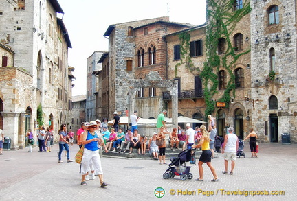 The well at Piazza della Cisterna