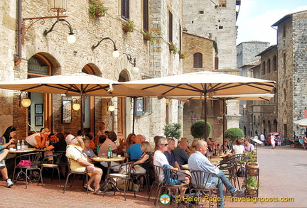 Bar la Cisterna on Piazza della Cisterna