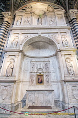 Piccolomini altar just outside the Libreria Piccolomini