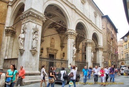 Loggia della Mercanzia, home of the Circolo degli Uniti 